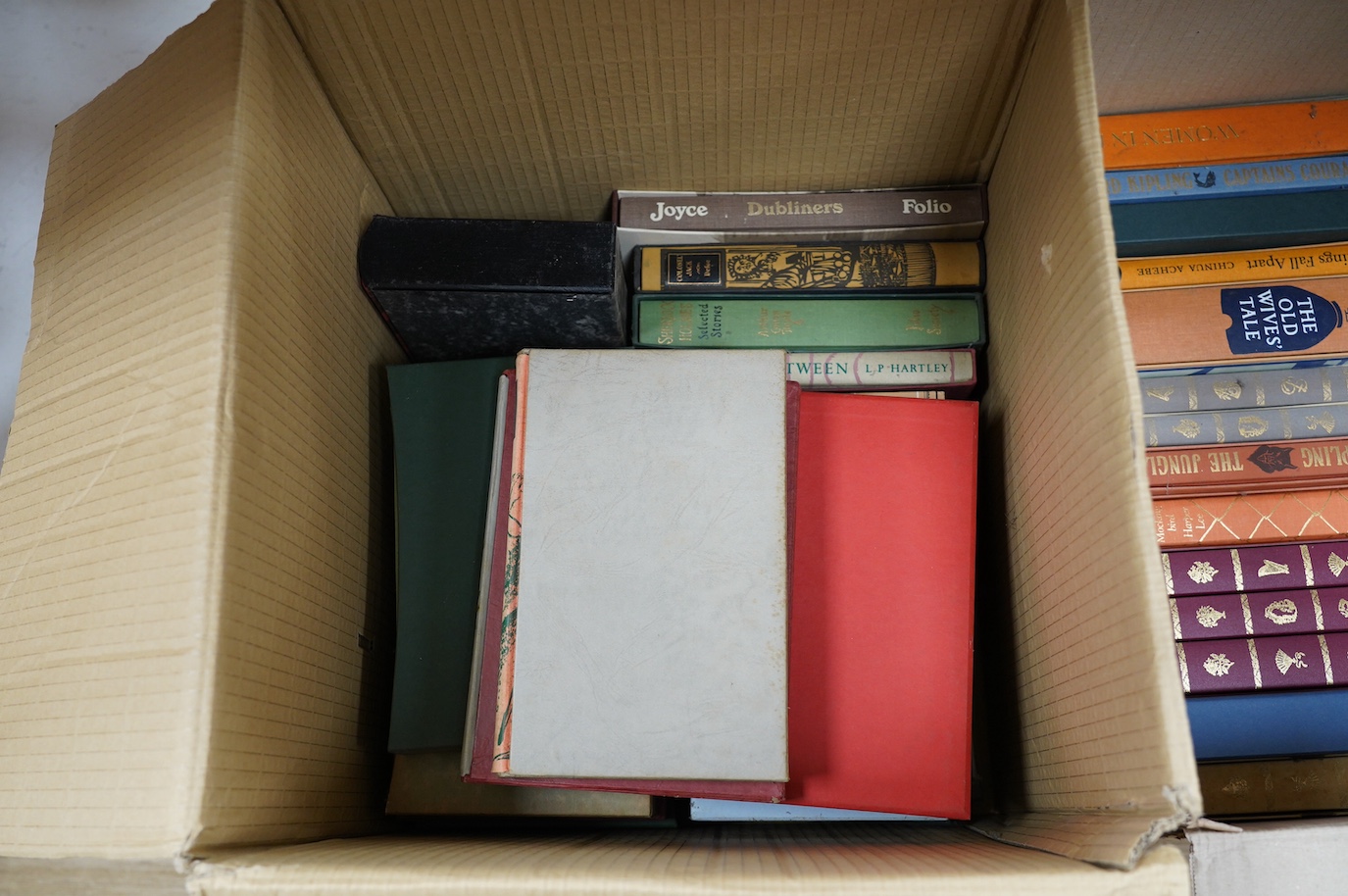 A large quantity of various Folio Society books. Condition - varies